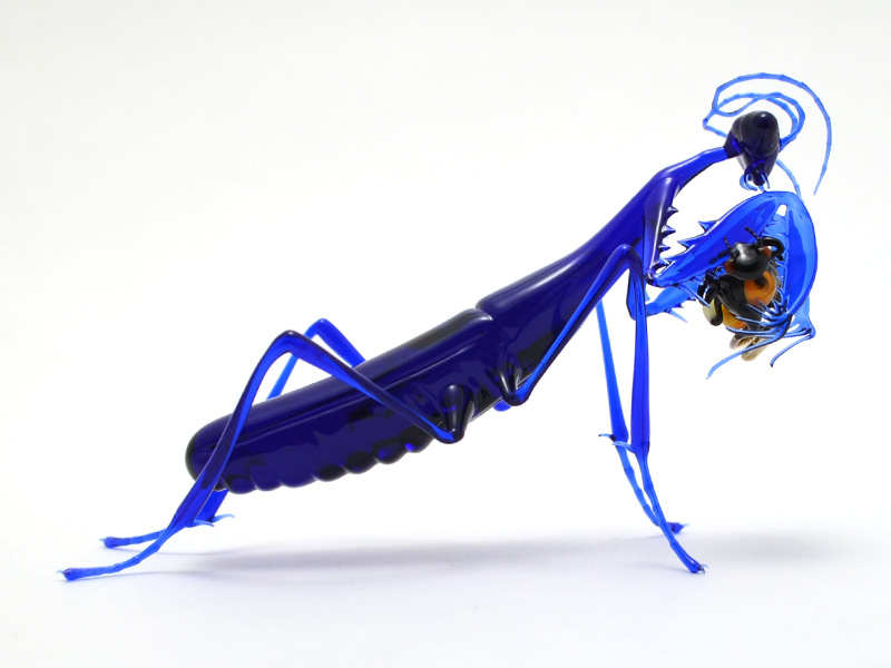 Indigo Mantis with Prey, glass insect by Wesley Fleming